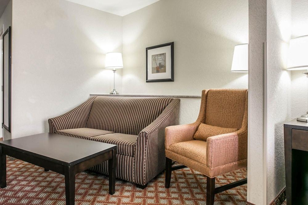 Comfort Suites Columbia Northeast - Fort Jackson Екстериор снимка