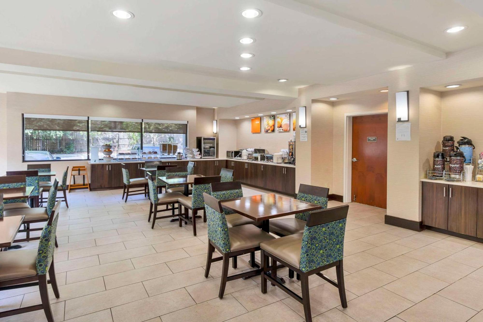 Comfort Suites Columbia Northeast - Fort Jackson Екстериор снимка